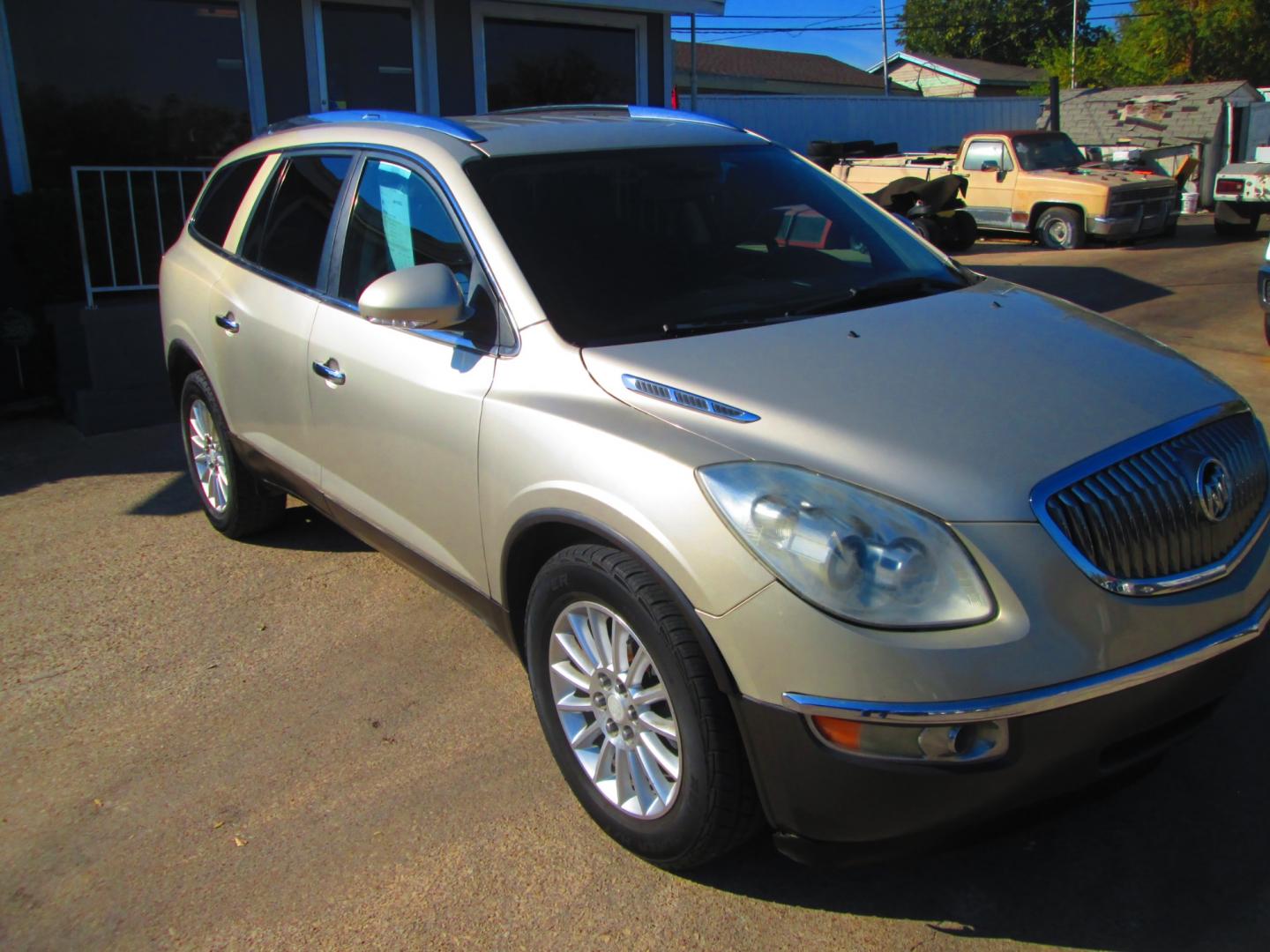 2012 GOLD Buick Enclave Leather AWD (5GAKVCED6CJ) with an 3.6L V6 DOHC 24V engine, 6-Speed Automatic Overdrive transmission, located at 1815 NE 28th St., Fort Worth, TX, 76106, (817) 625-6251, 32.795582, -97.333069 - Photo#2